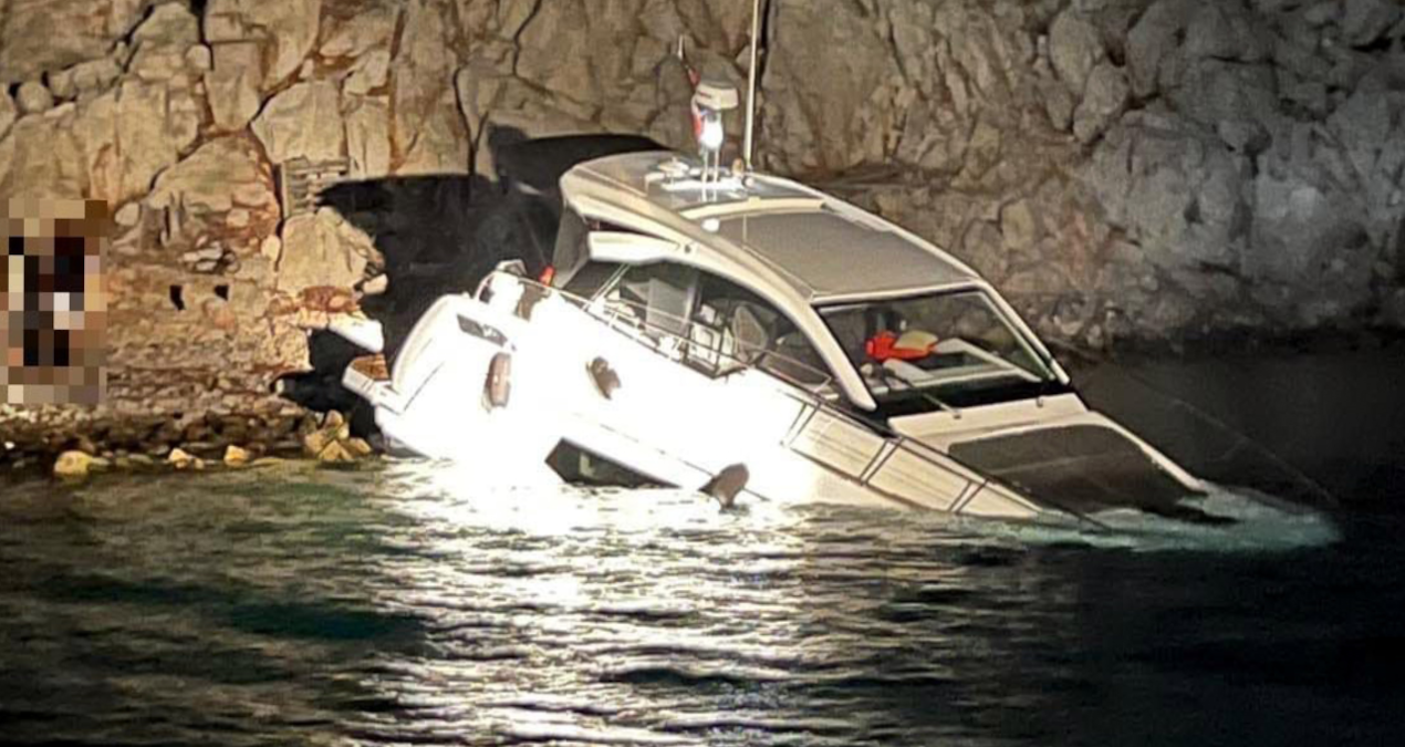 datca aciklarinda adanin kayaliklarina carpan yat batti 2 turk kurtarildi GekMXtqA