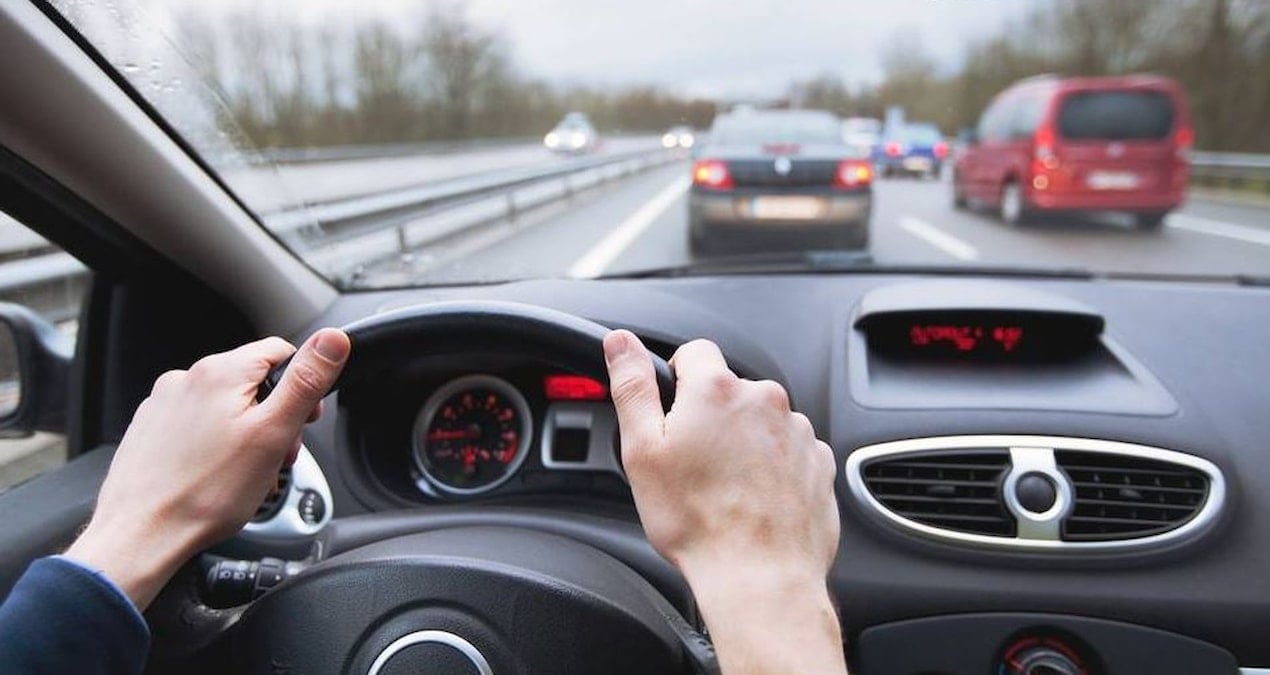 ehliyetsiz arac kullanmaktan yargilaniyordu mahkemeye aracini surerek geldi P61CeCMX