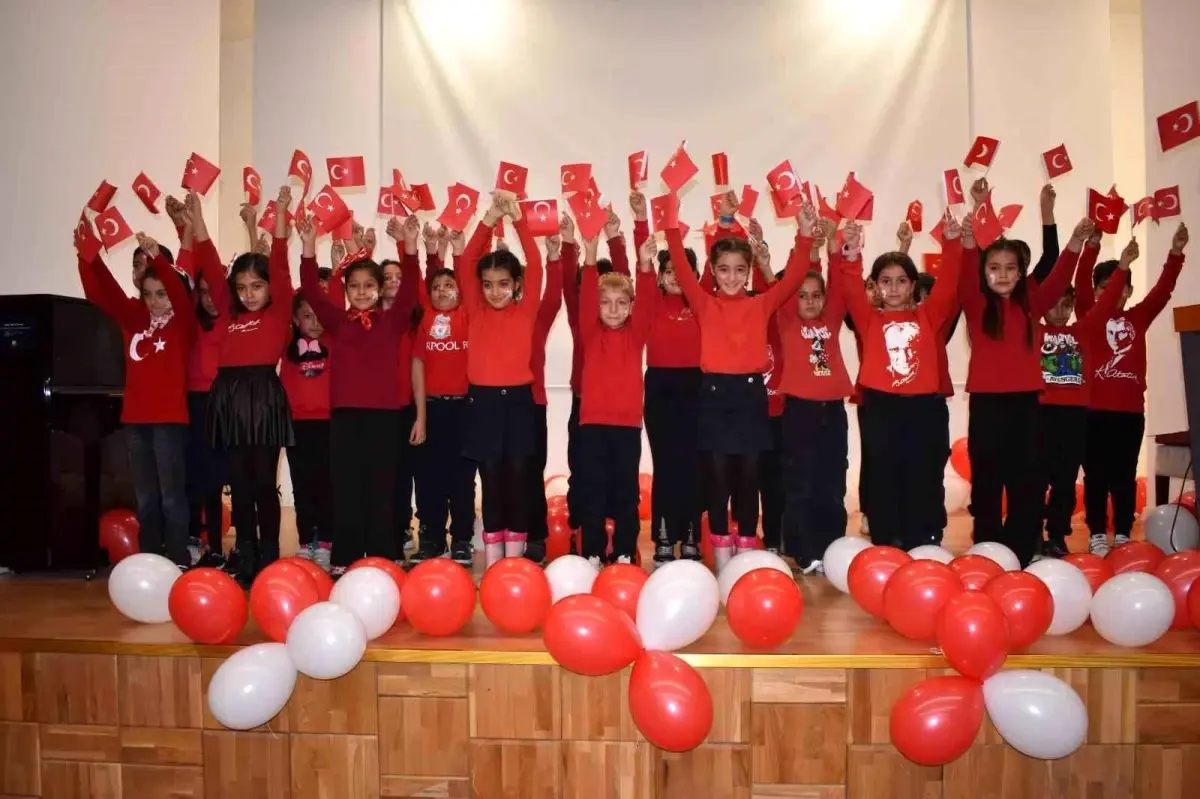 cumhuriyetin 102 yili vanda coskuyla kutlandi mKEMRBRz.jpg