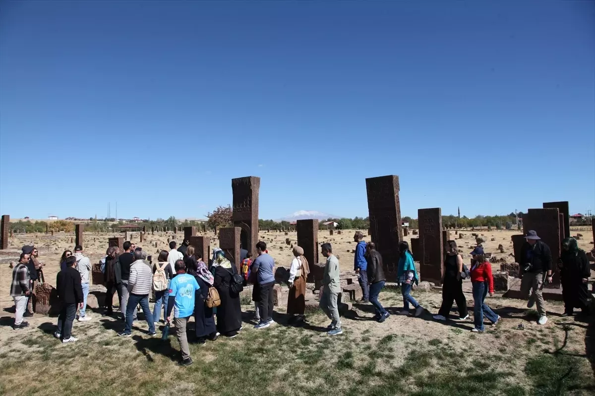 dogaseverler ahlattaki tarihi ve turistik alanlari gezdi xgTU6CMO