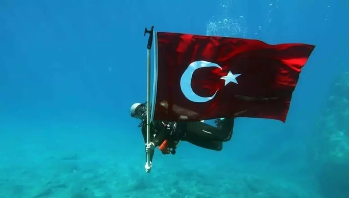 fethiyede cumhuriyet bayraminda su altinda turk bayragi coskusu tbb7WZuy.jpg