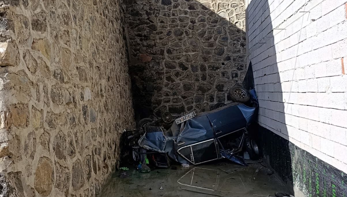 gumushanede otomobil istinat duvarini asip otoparka dustu rfMP9FQJ.jpg