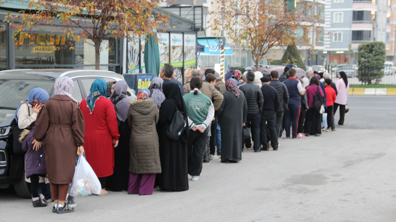 denizi olmayan sehirde hamsi 40 tlye dustu vatandas kuyruk olusturdu Gjd3pPFm.jpg