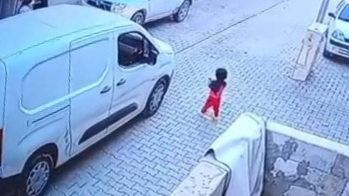 sanliurfada 2 yasindaki cocugun feci sekilde can verdigi kaza kamerada UuhmF6XH.jpg