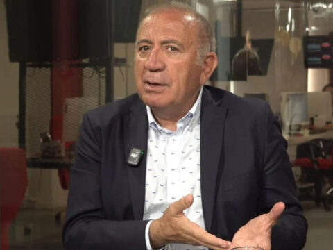 Gursel tekin sahnede sinirlerine hakim olamadi baris seni var ya KSCqgxTm