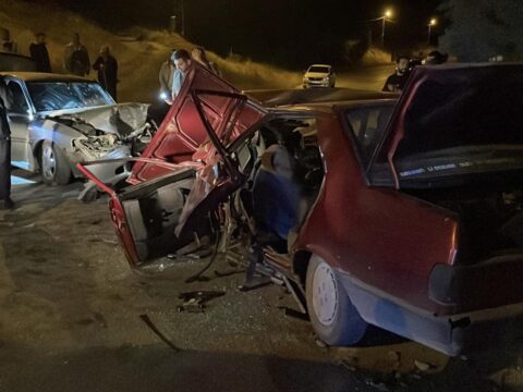 Sivasta 2 otomobil kafa kafaya carpisti mBlemQsx