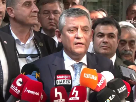 Son dakika yeni partide ilk toplanti sona erdi yeni parti genel baskani ozgur ozel F1LZkF9P